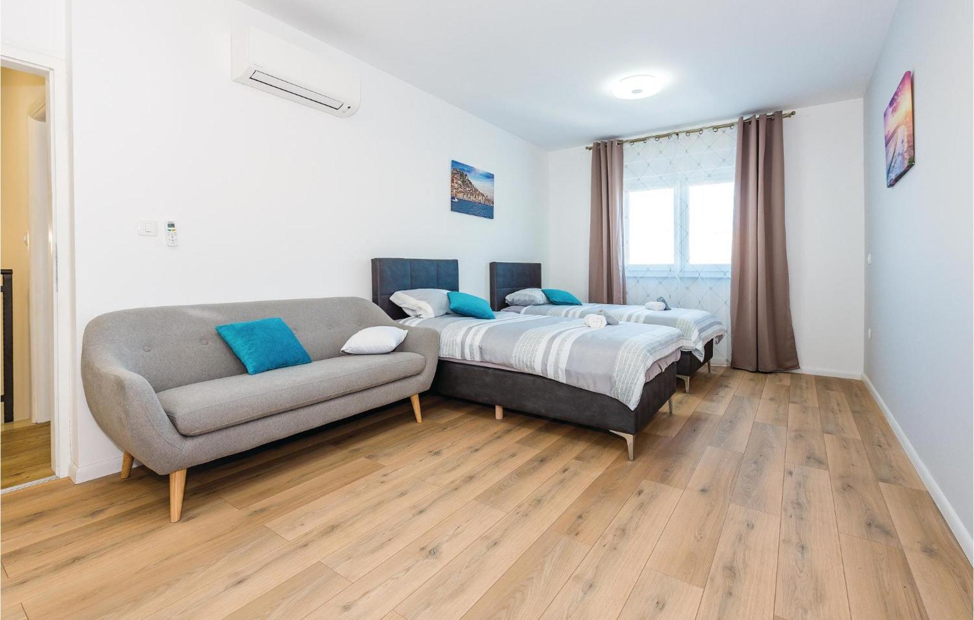 Beautiful Home In Sibenik With Kitchen エクステリア 写真