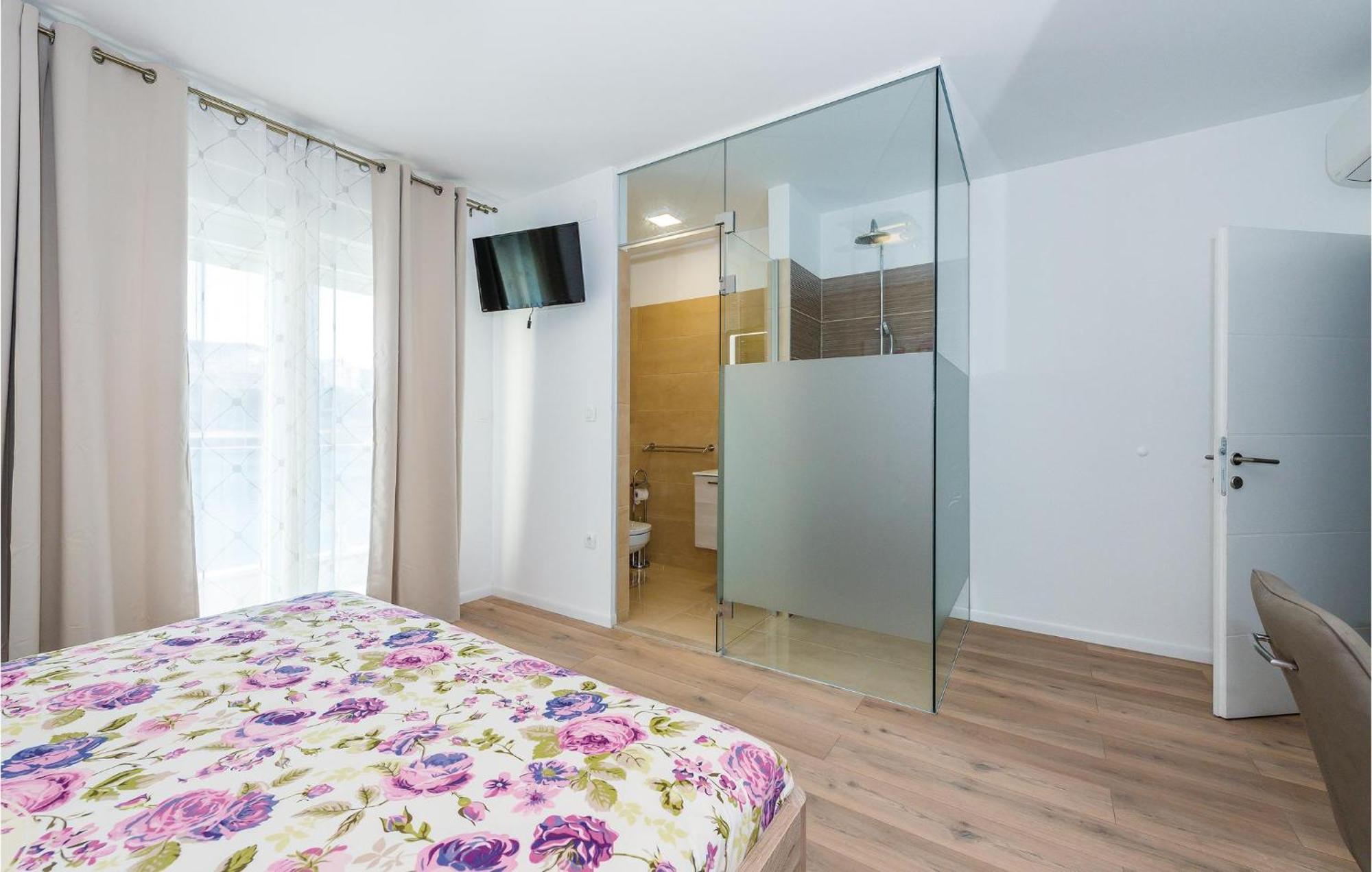 Beautiful Home In Sibenik With Kitchen エクステリア 写真