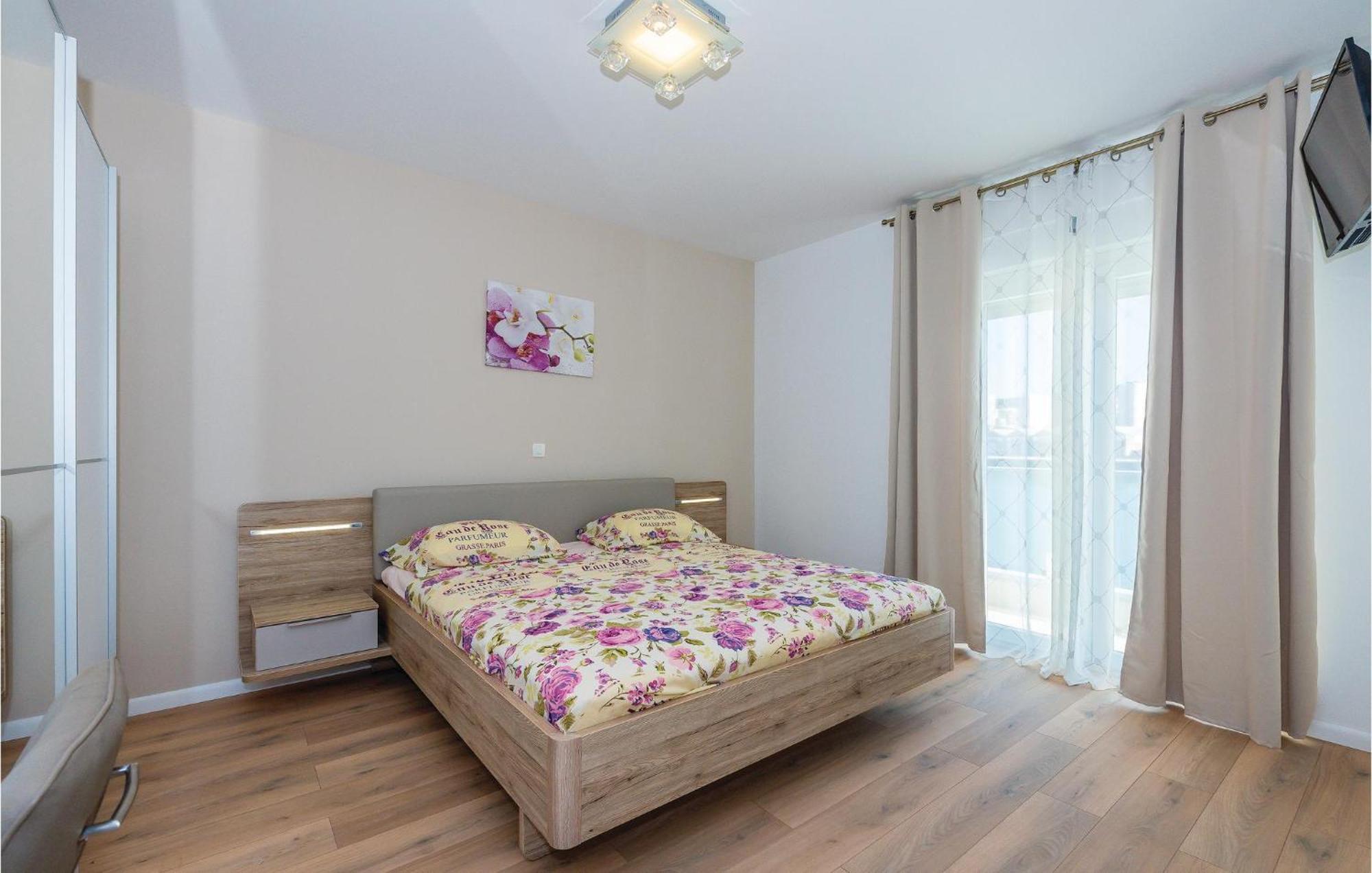 Beautiful Home In Sibenik With Kitchen エクステリア 写真