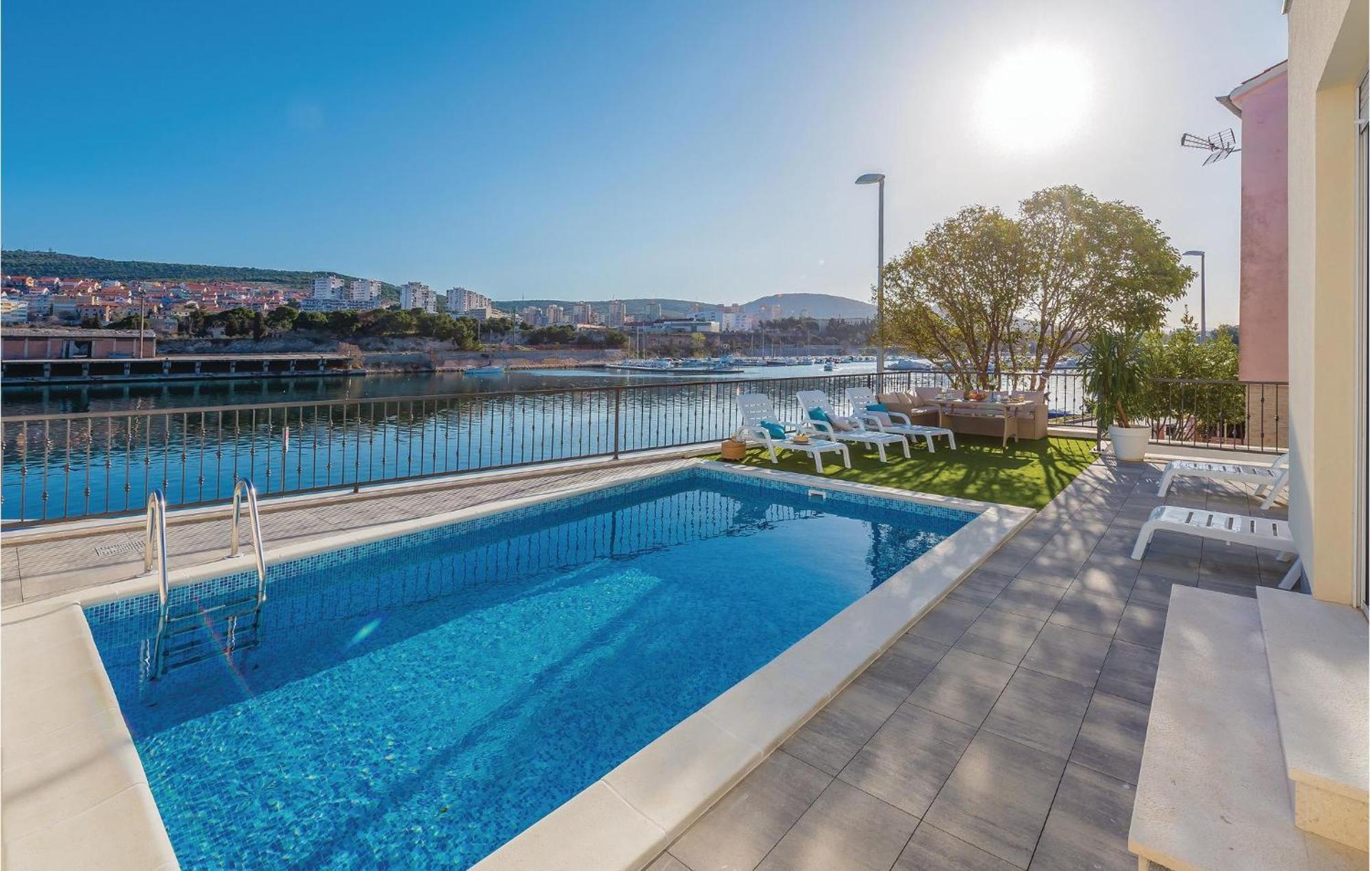 Beautiful Home In Sibenik With Kitchen エクステリア 写真
